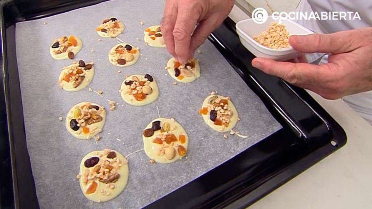 botones de chocolate blanco con frutos secos y frutas deshidratadas receta facil karlos arguinano karl67830321 paso3