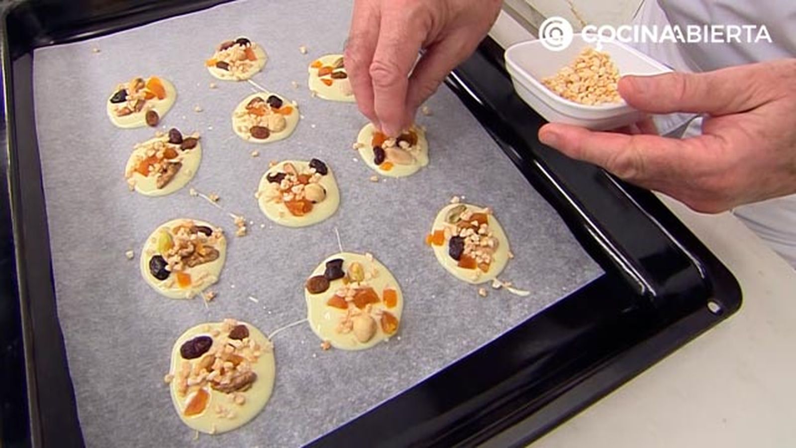 botones de chocolate blanco con frutos secos y frutas deshidratadas receta facil karlos arguinano karl67830321 paso3