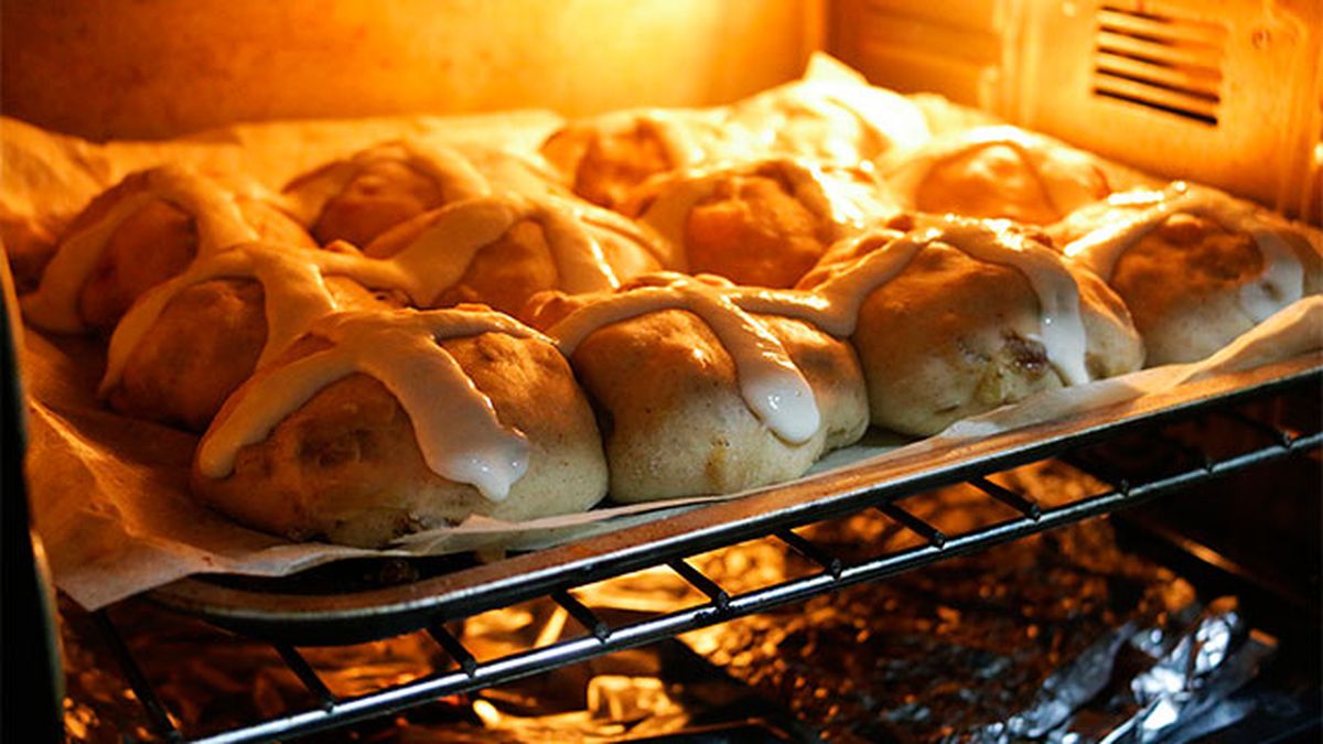 cocina recetas pascua bollos ingleses de cruz hot cross buns horno