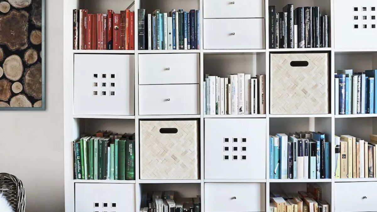 Estantería KALLAX de IKEA llena de libros.