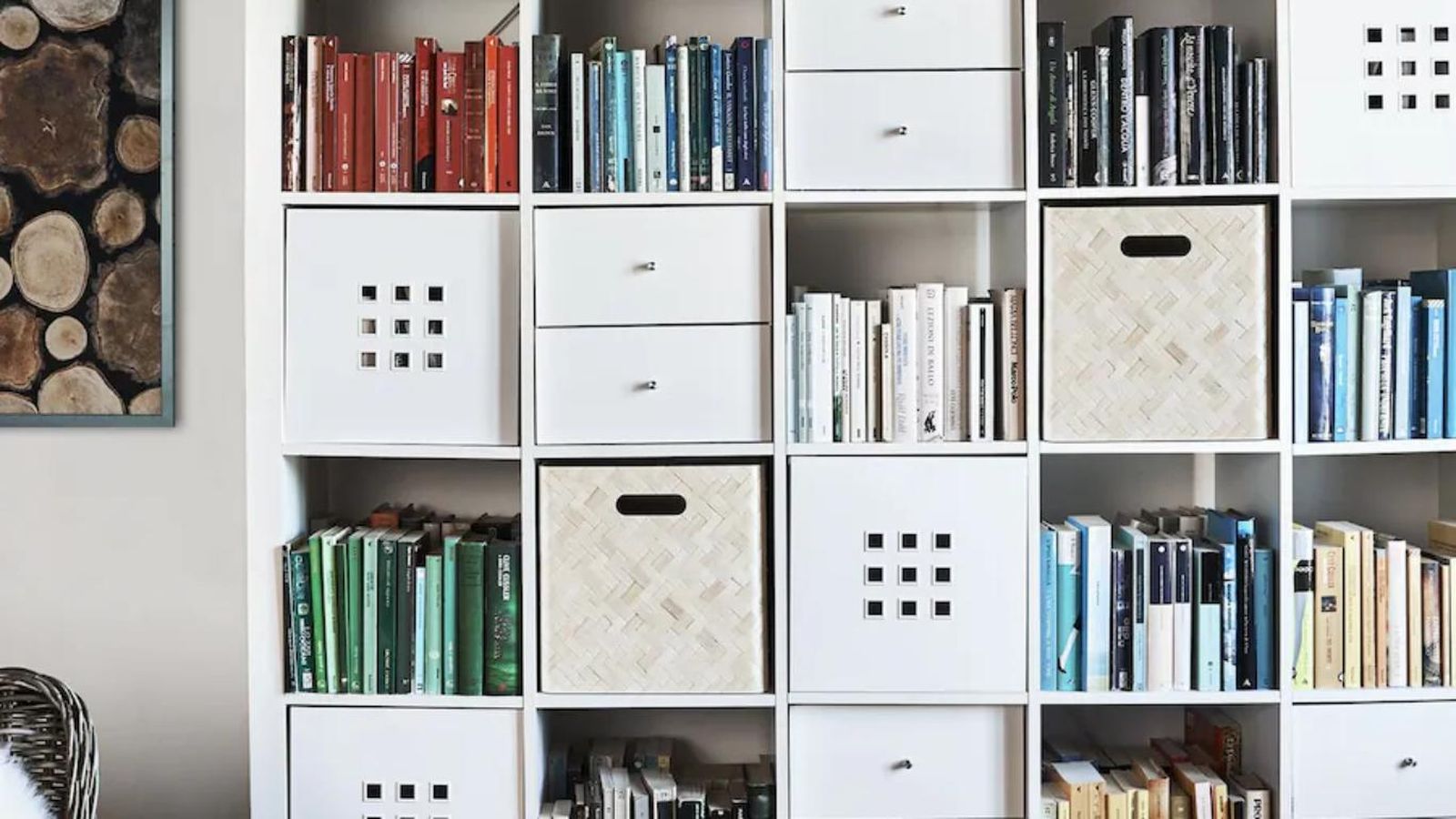 Estantería KALLAX de IKEA llena de libros.