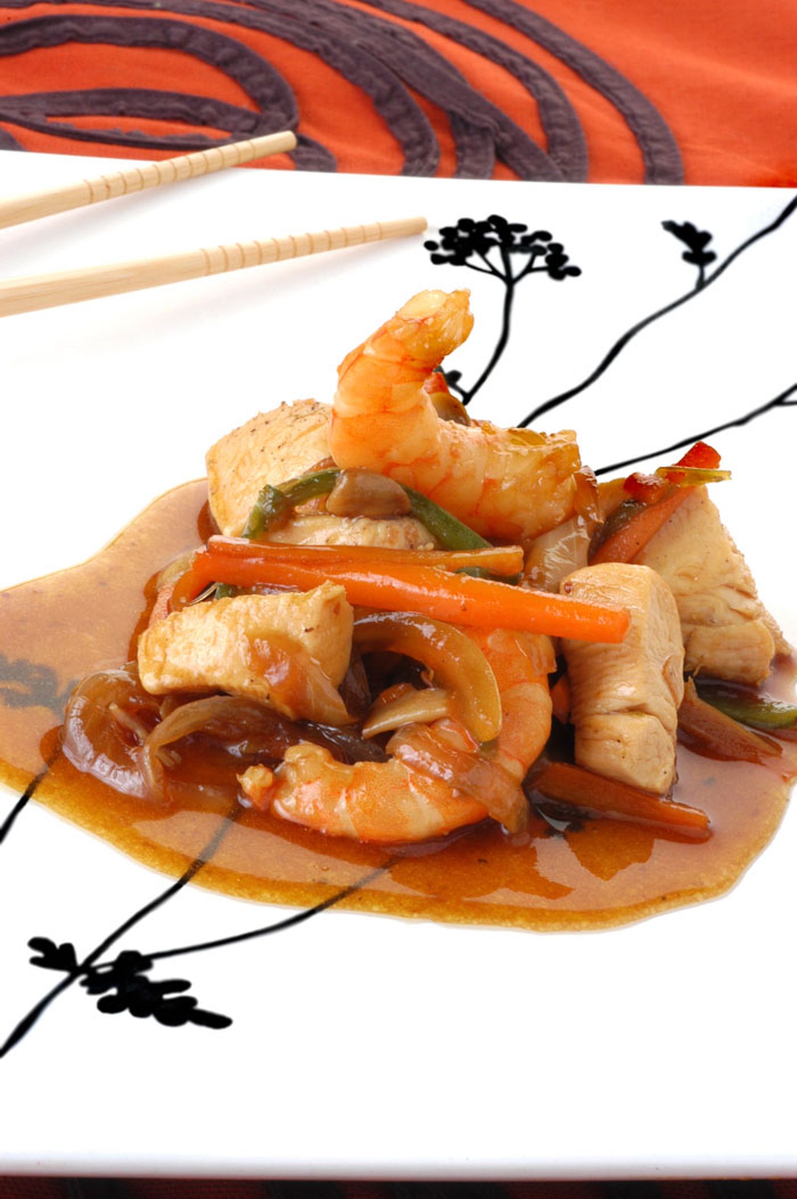 Pollo con verduras y langostinos