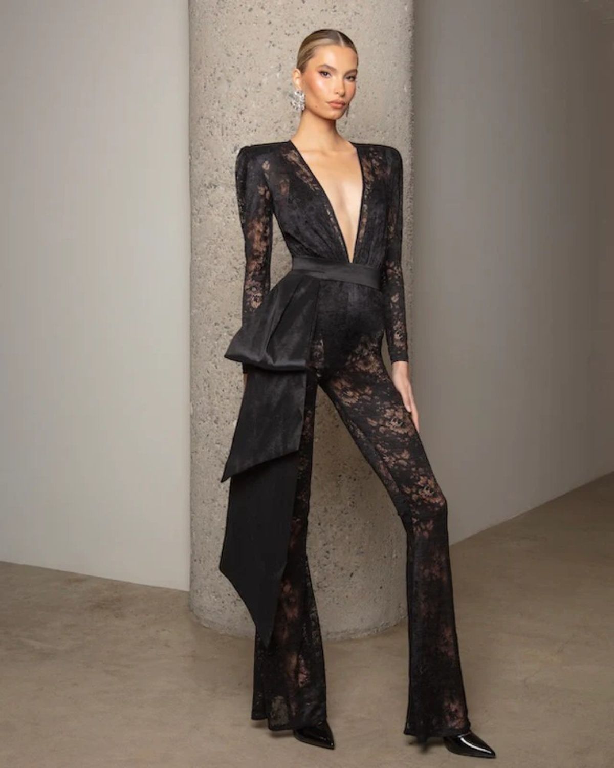 Mono escotado de encaje negro