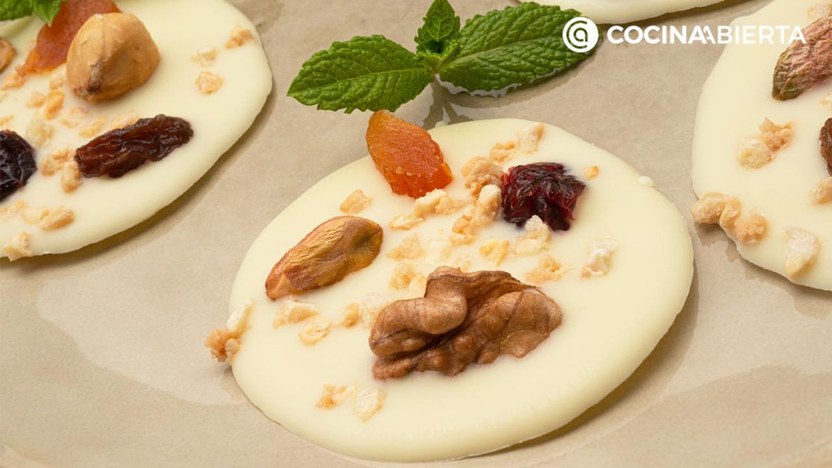 botones de chocolate blanco con frutos secos y frutas deshidratadas receta facil karlos arguinano karl67830321