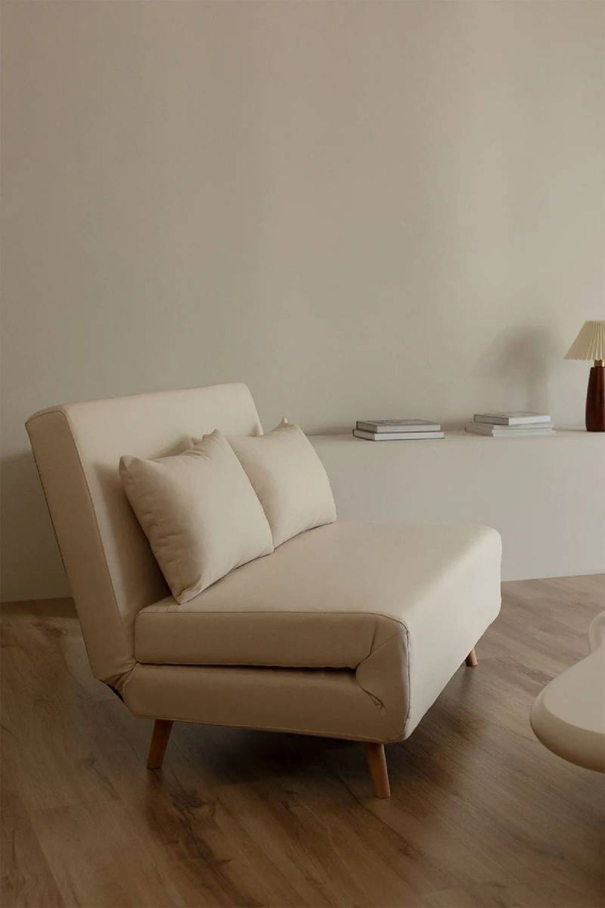 Sofá cama Elen de tela beige.