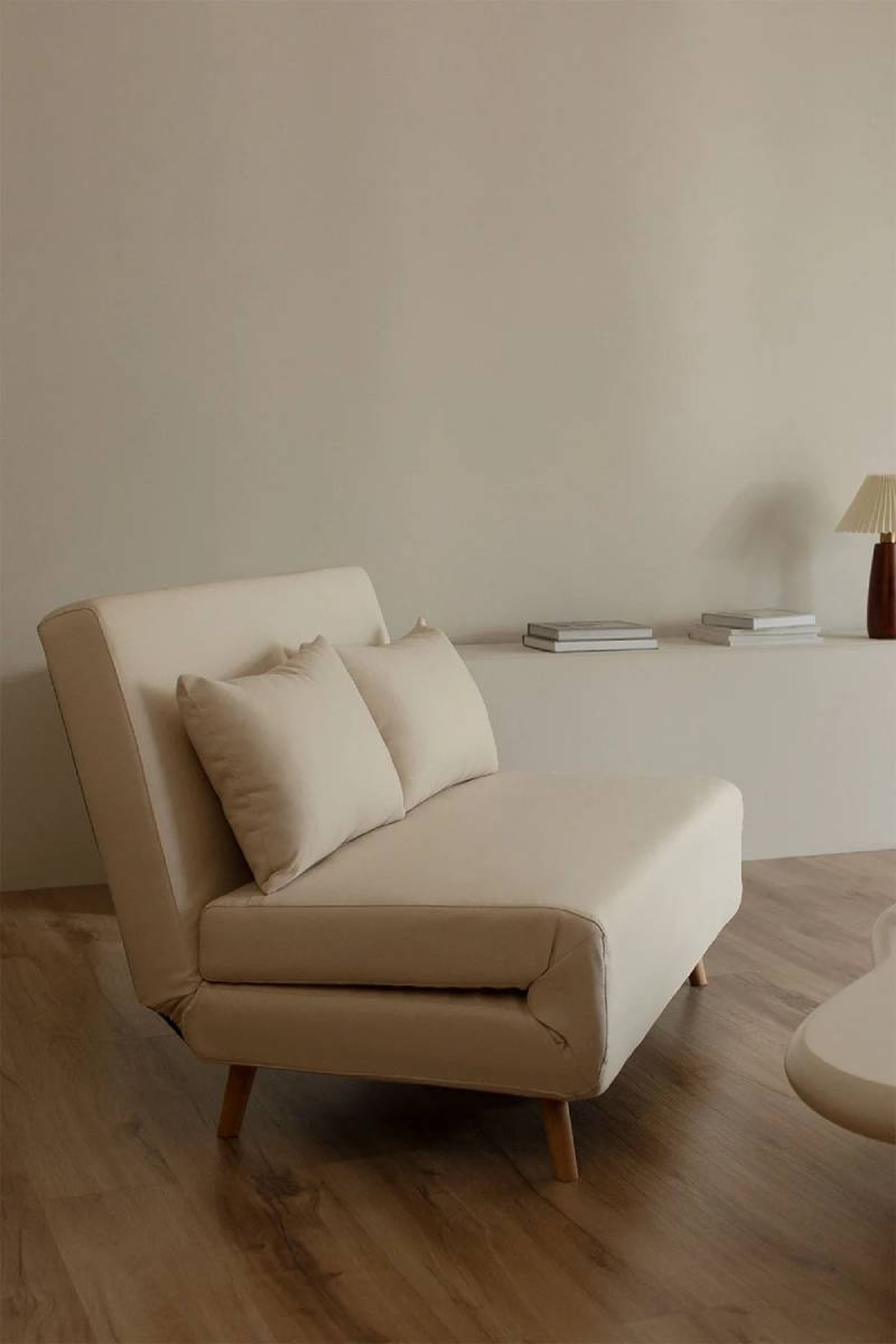 Sofá cama Elen de tela beige.