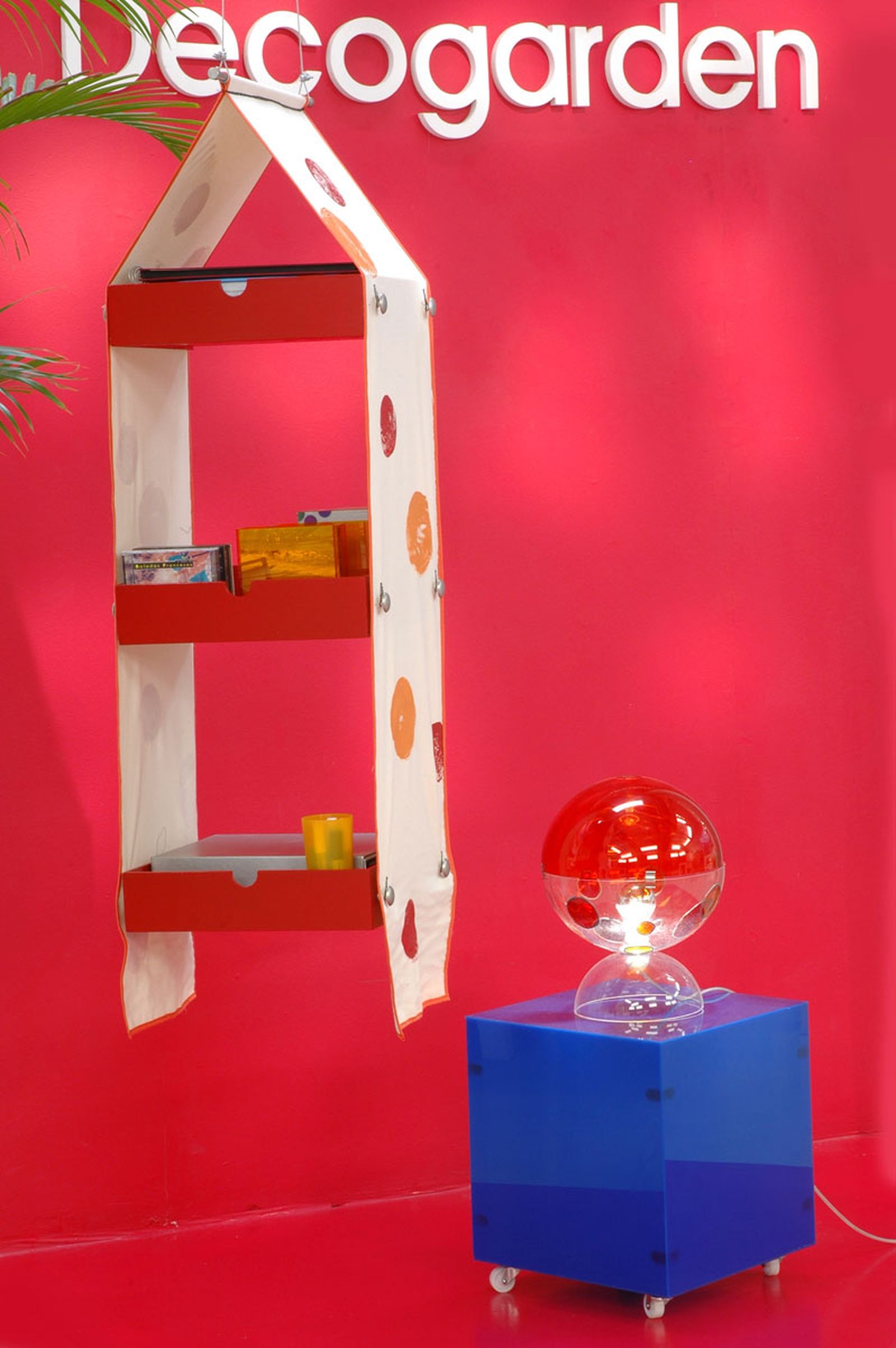 Conjunto lunar de lámpara y estantería