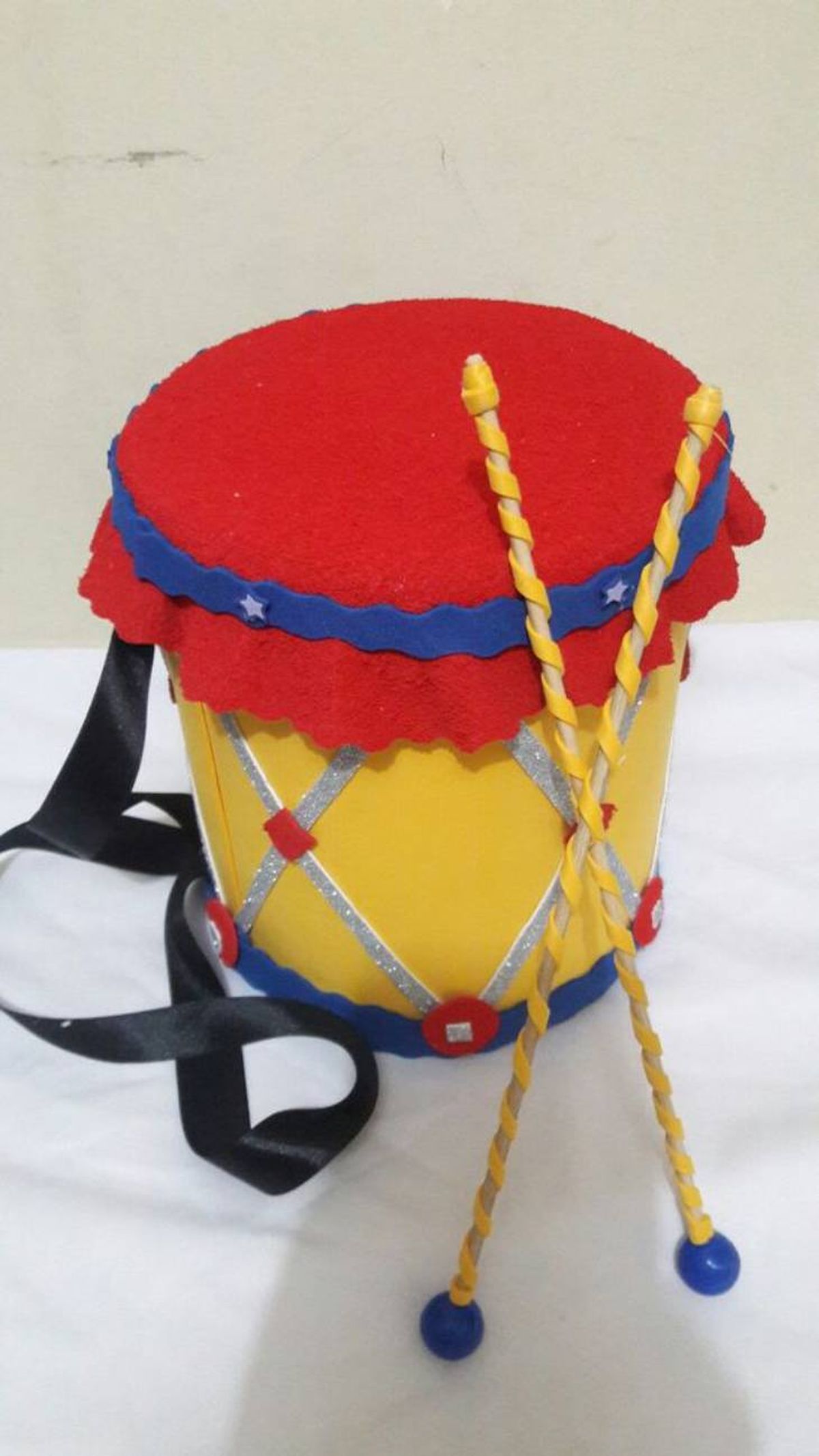 2 instrumentos materiales reciclados tambor goma eva fieltro pinterest L'Decora Manualidades y decoraciones de eventos soci