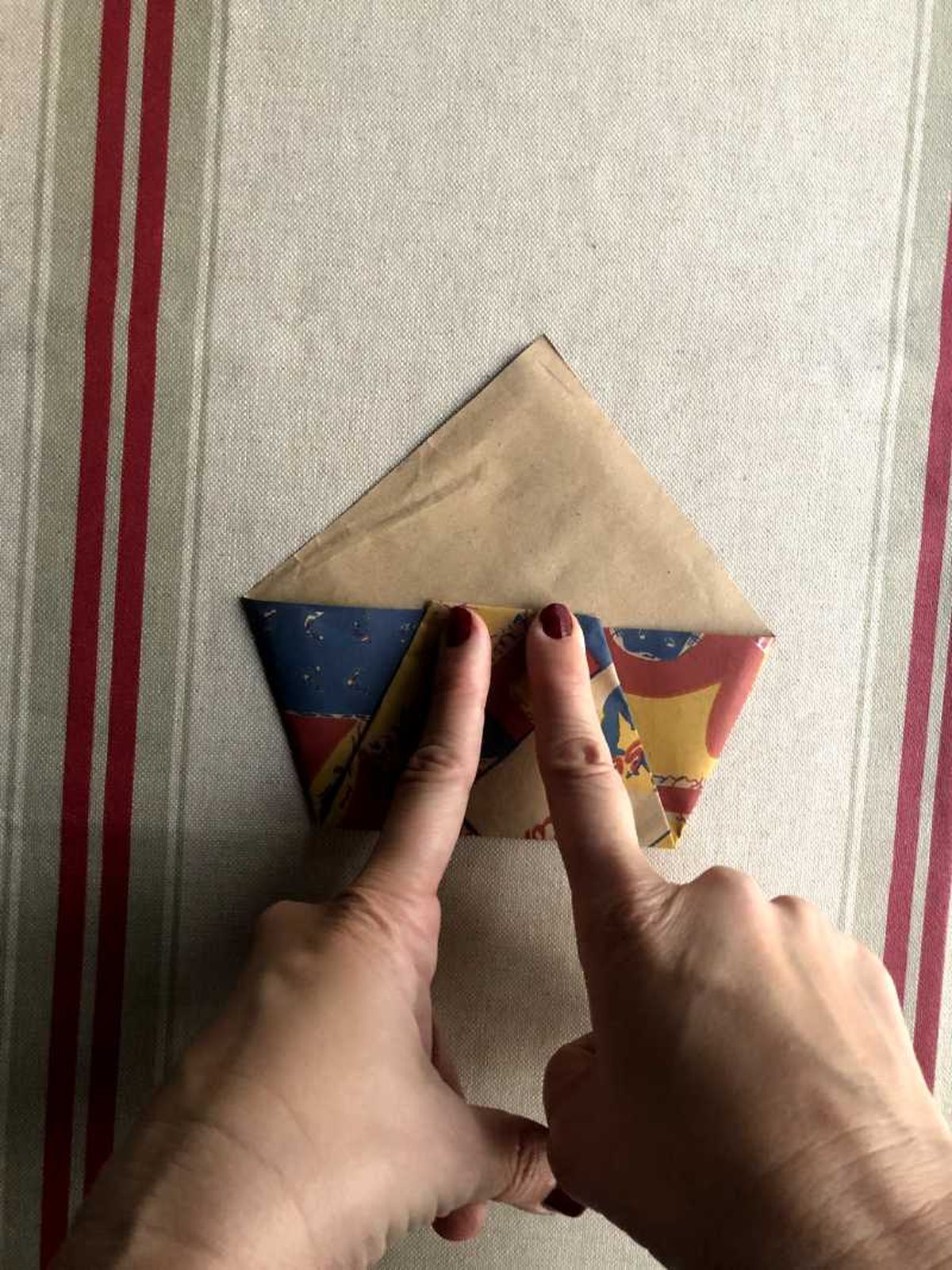 Hacer un sobre de papel kraft.