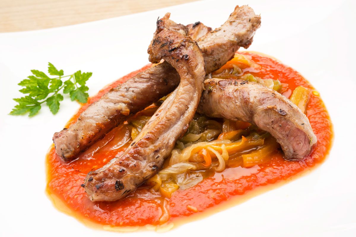 470 Lágrimas de ibérico con salsa de tomate y piperrada (5085) xl