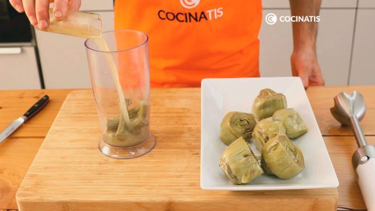 Prepara una crema con los tallos y el caldo