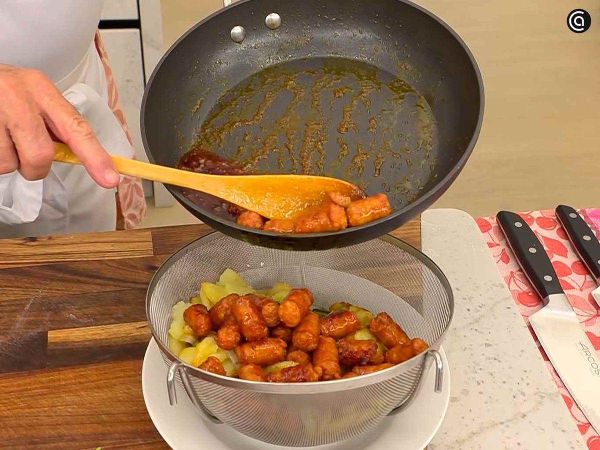 Mezcla las patatas fritas con la txistorra frita