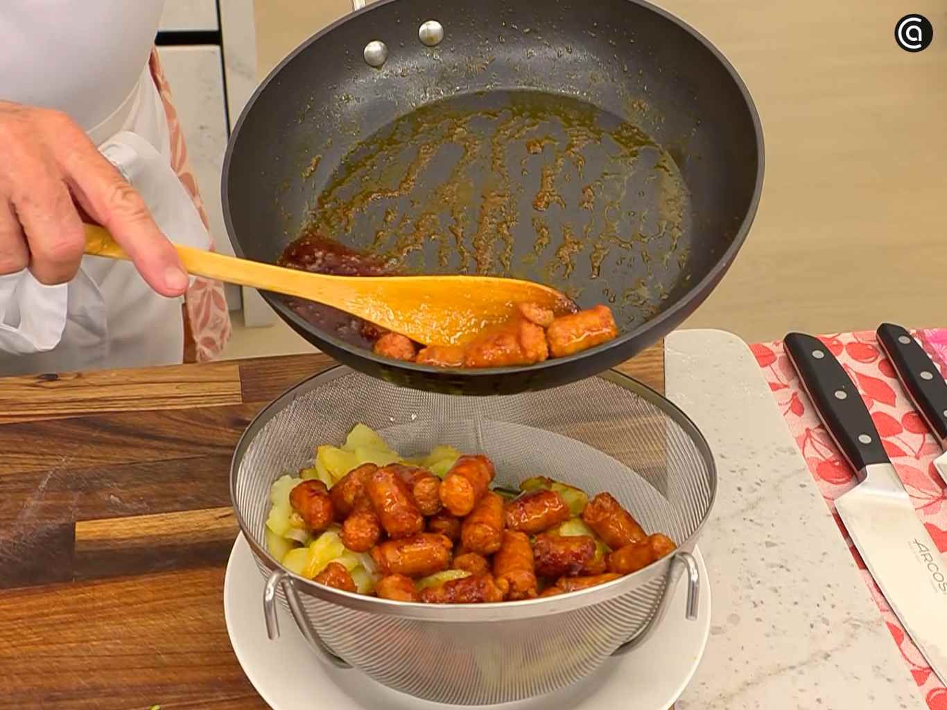 Mezcla las patatas fritas con la txistorra frita