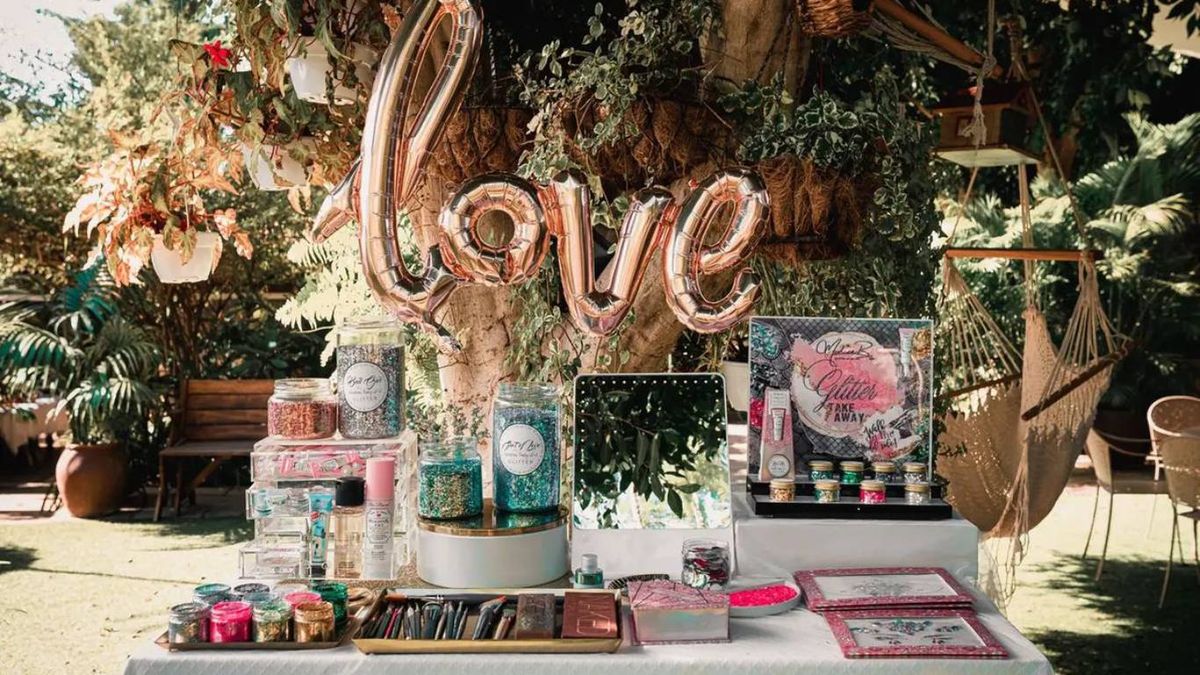 Ideal para bodas al aire libre: un rincón con estilo natural, glitter y mucha personalidad.