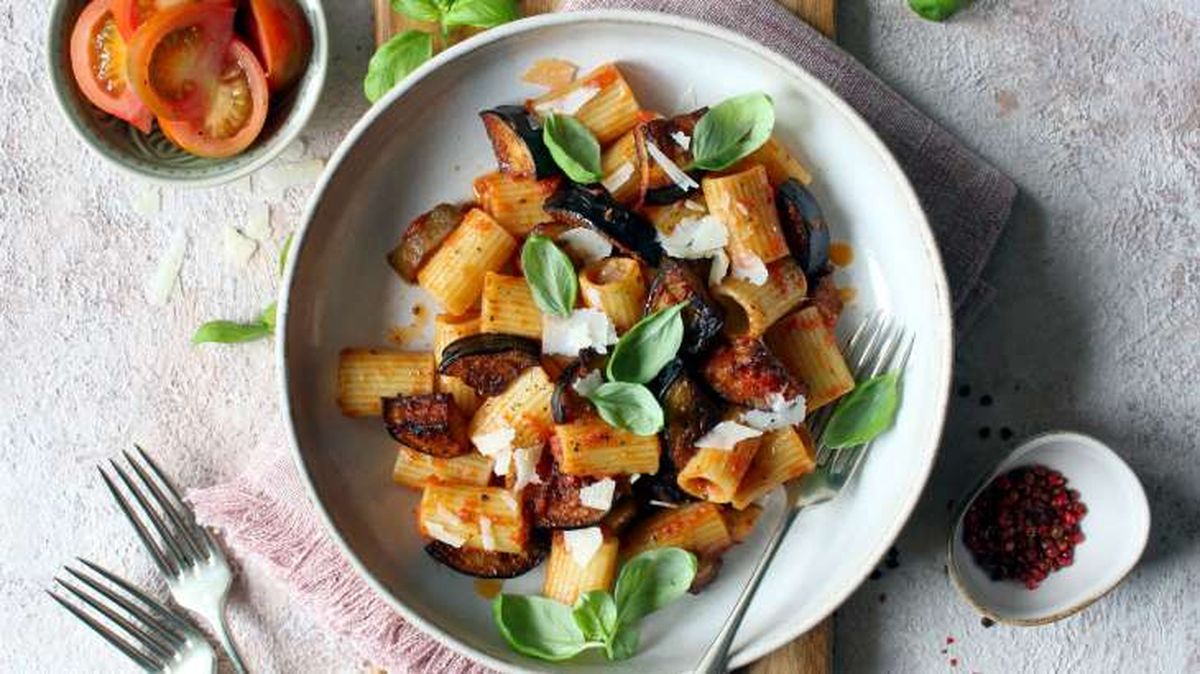 berenjena asada con pasta y tomate