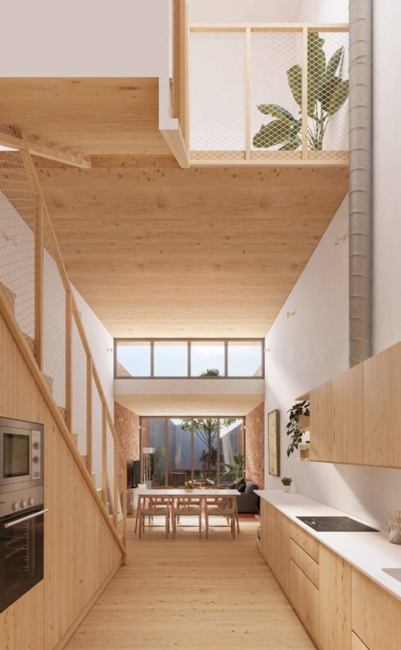 Casa entre medianeras decorada en madera.