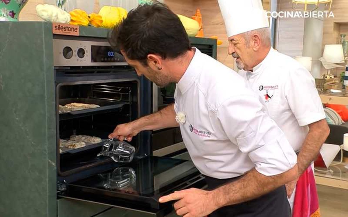 Vierte un poco de agua en la base del horno