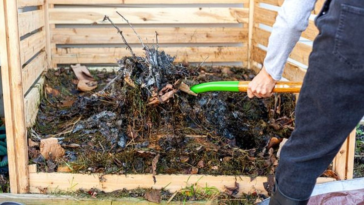 rastrillar y girar una pila de compost