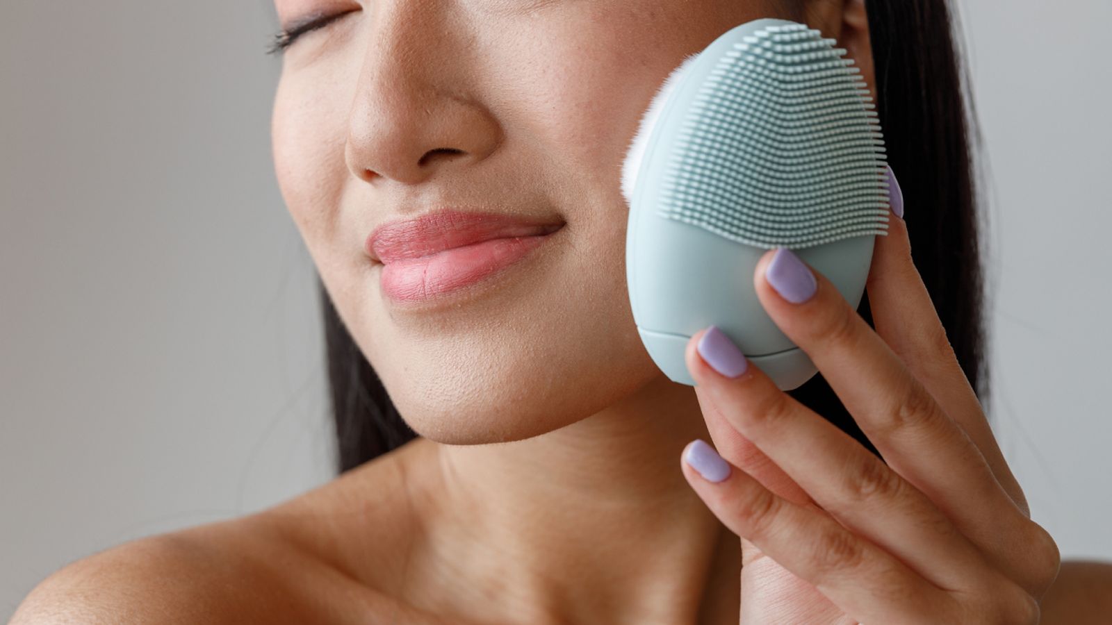 por que incorporar un cepillo de limpieza facial a tu rutina diaria portada