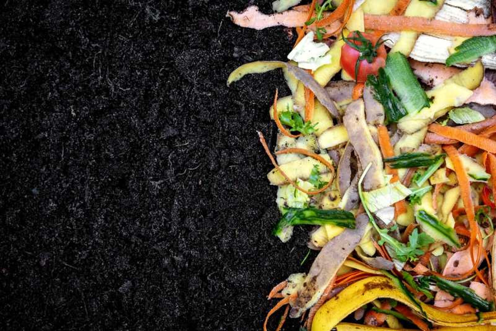 El compost se elabora a partir de residuos de la cocina y el jardín.