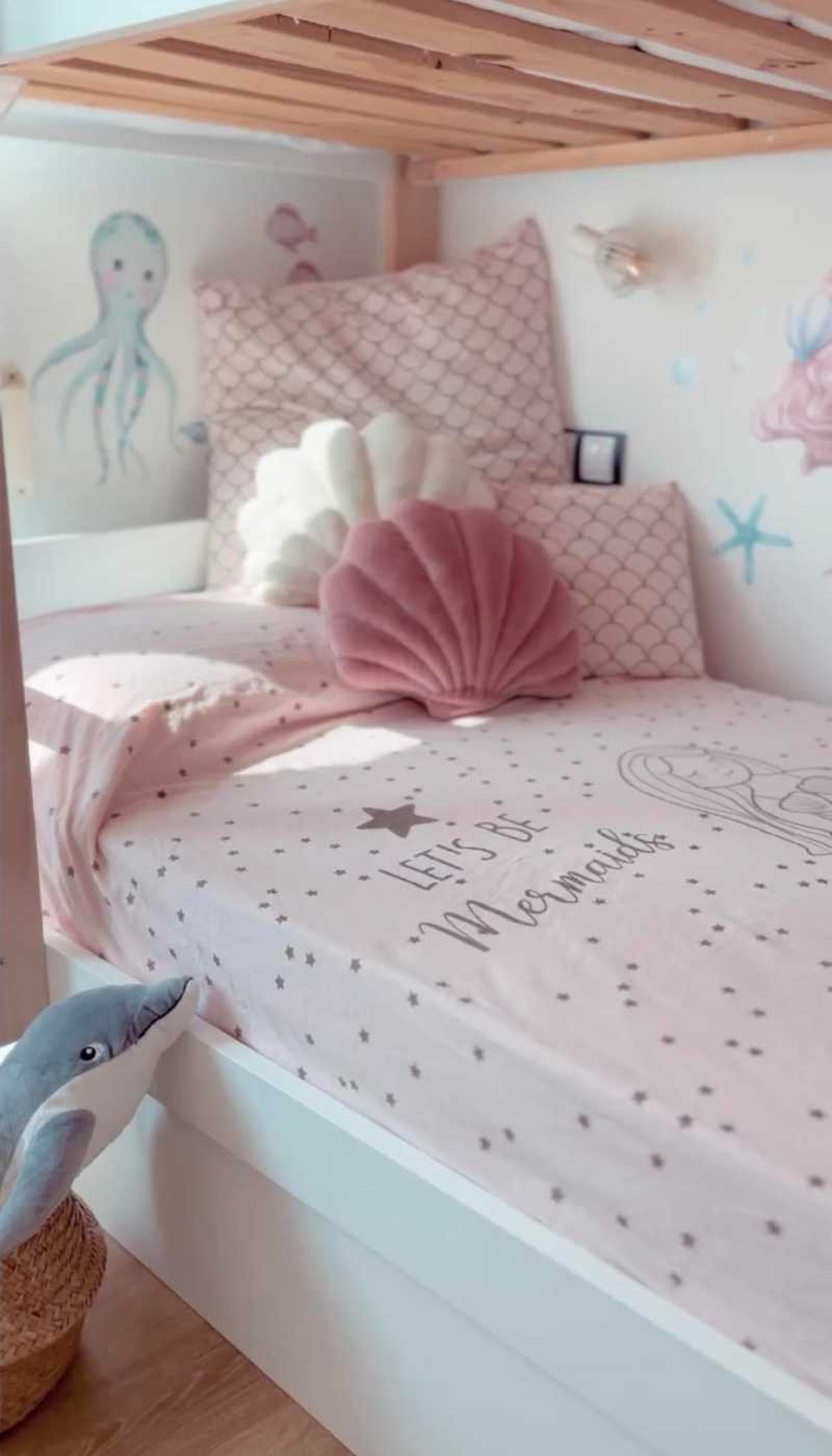 Habitación temática infantil de sirenas.