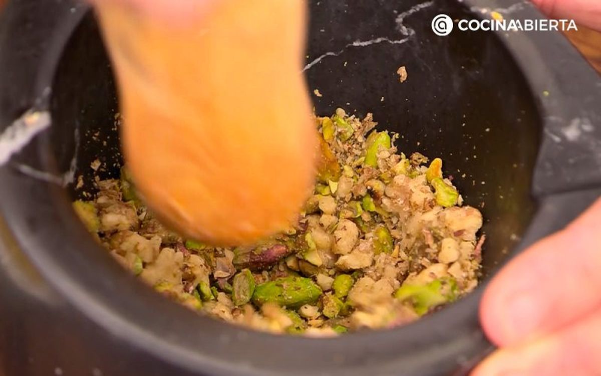 Después de tostarlos, tritura los frutos secos en un mortero