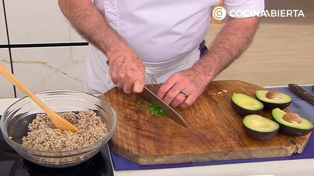 ensalada de trigo sarraceno y tomate con crema aguacate receta karlos arguinano karl6795 paso2