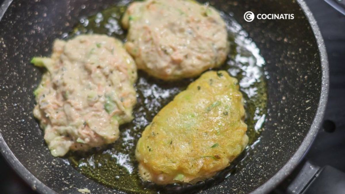 Freímos los buñuelos en una sartén