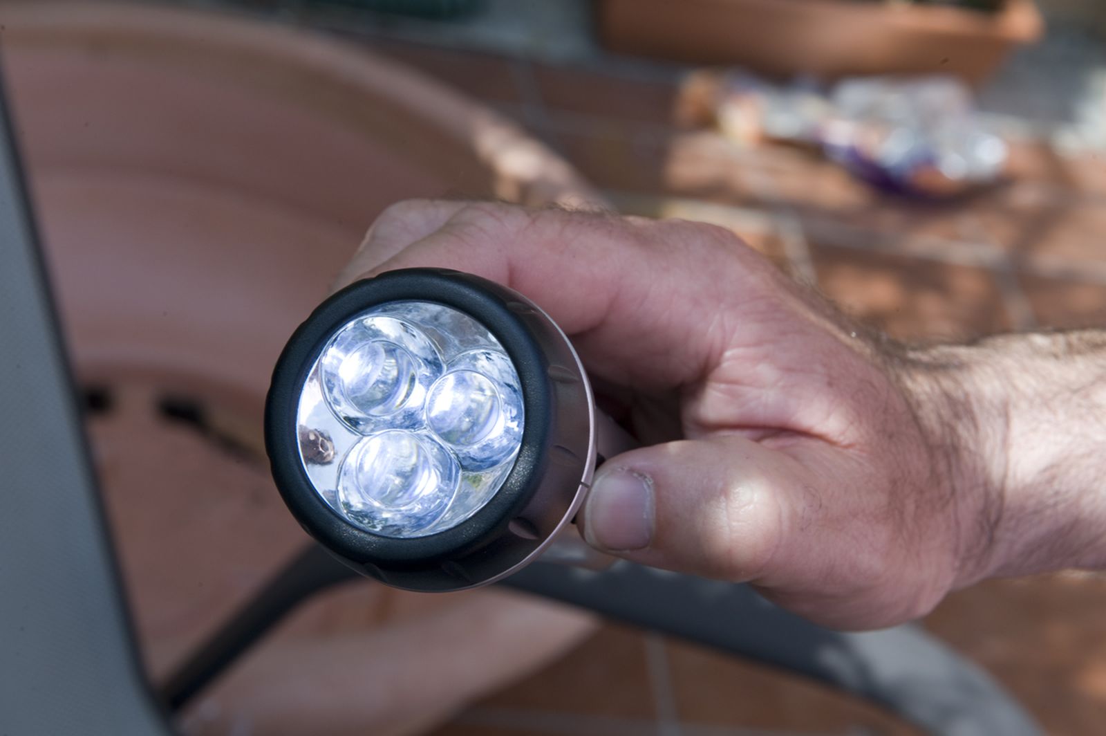 brico 0562 2 Linternas leds energia solar paso 4