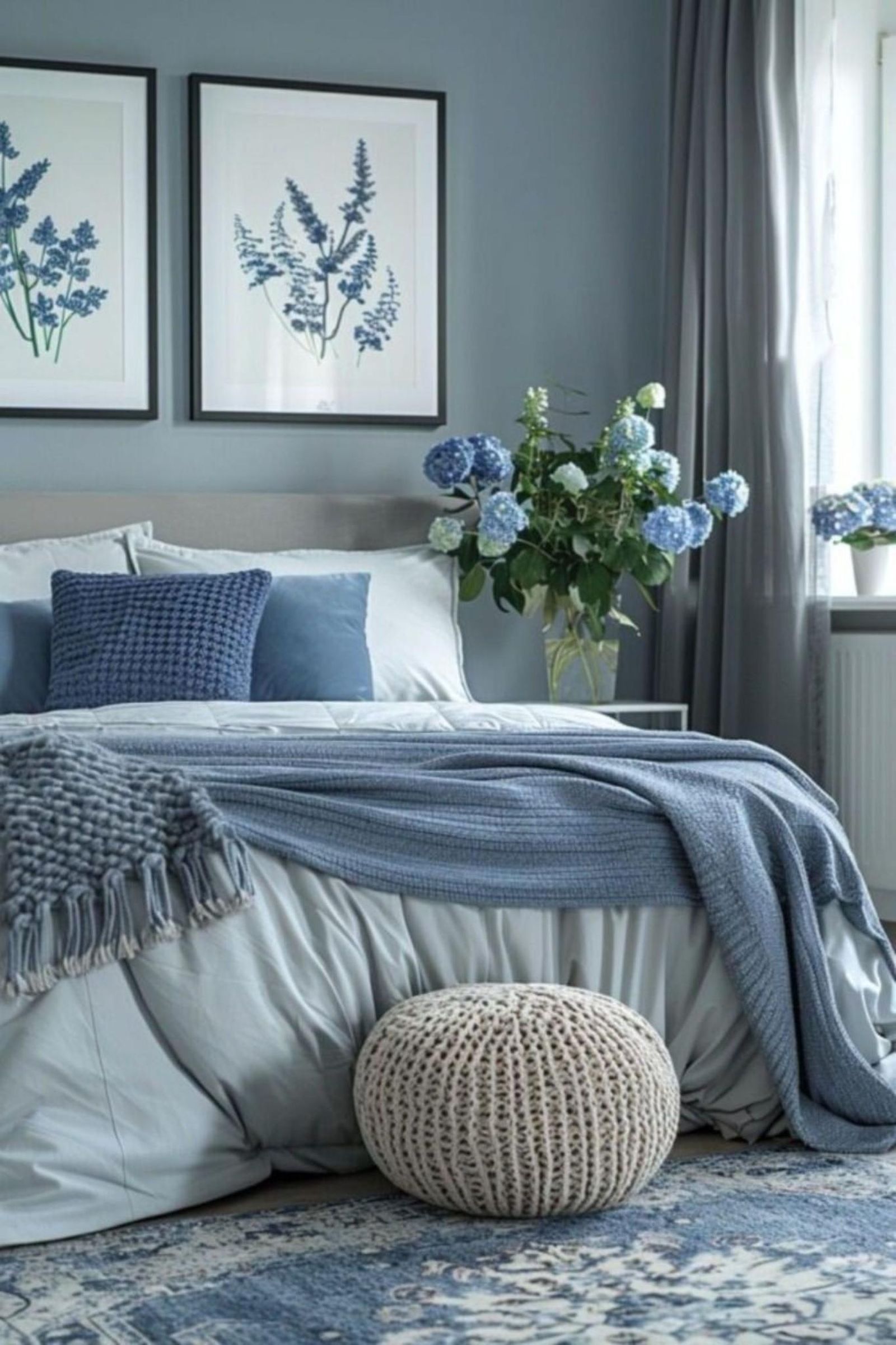 Dormitorio con decoración floral en azul.