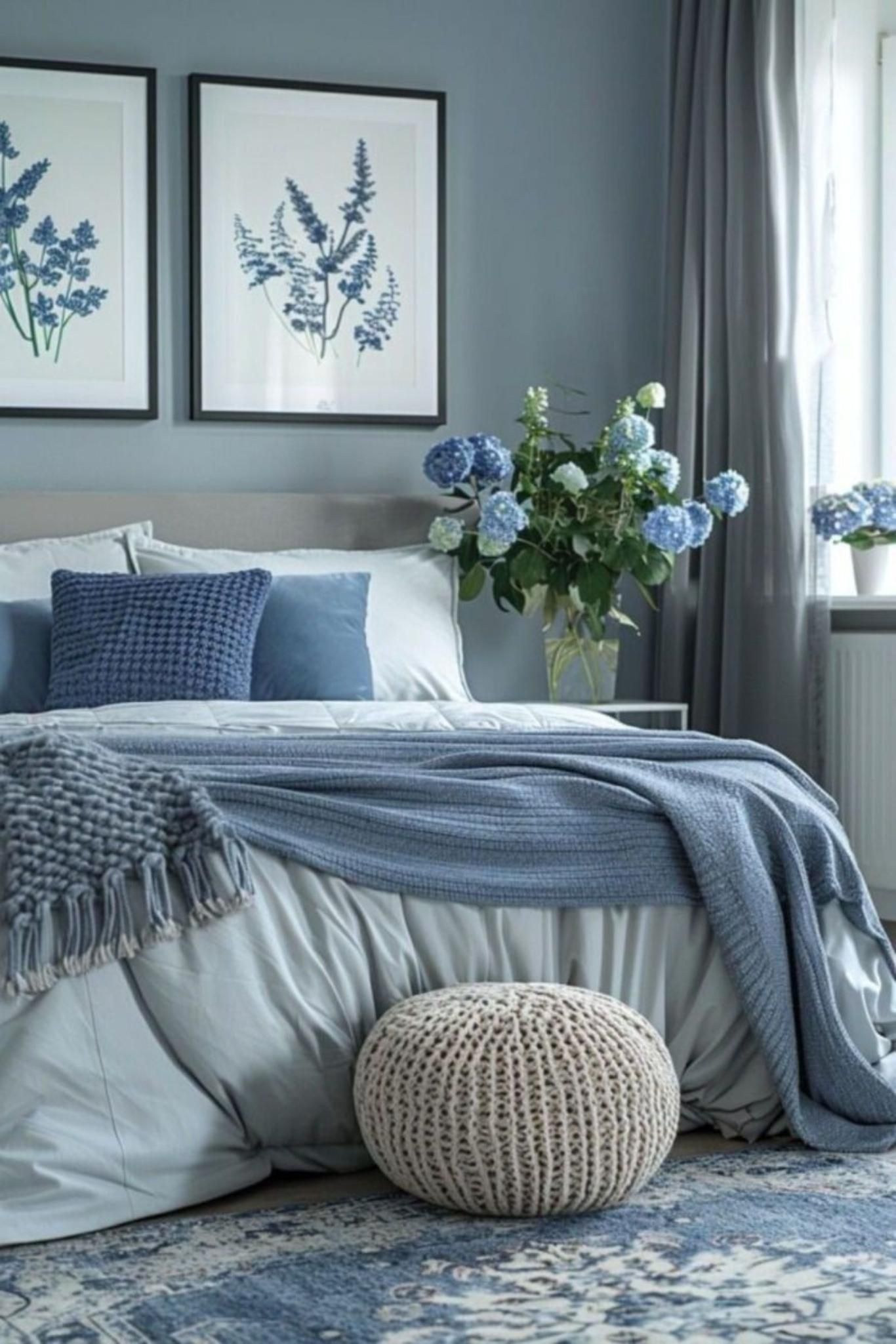 Dormitorio con decoración floral en azul.