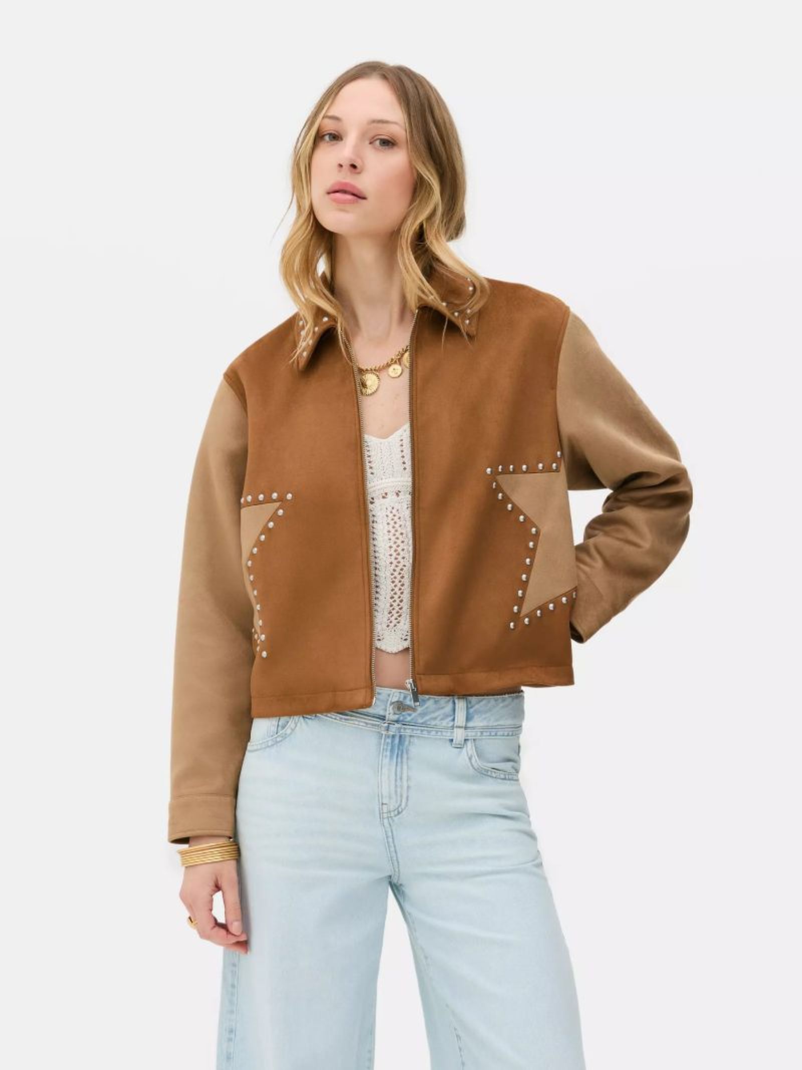 Chaqueta de antelina con estrella y tachuelas de Rita Ora