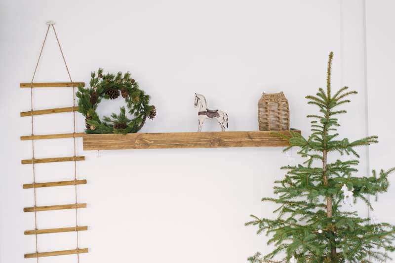 Decoración de Navidad sencilla en tonos blancos y con elementos naturales.