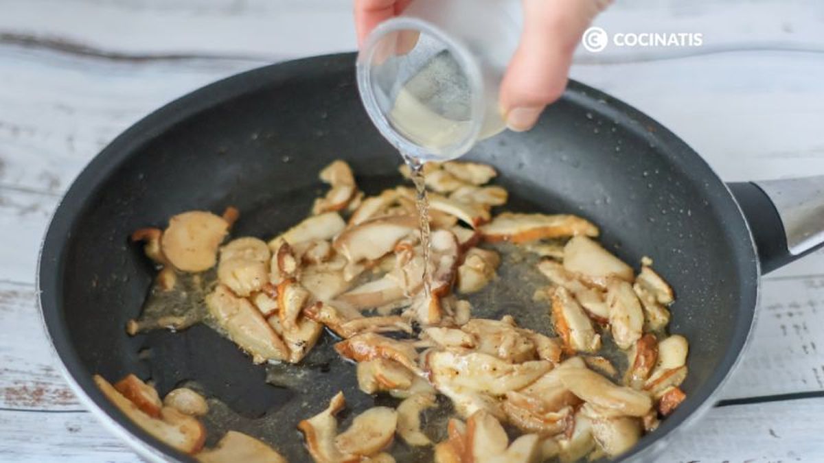 Doramos las setas con las especias