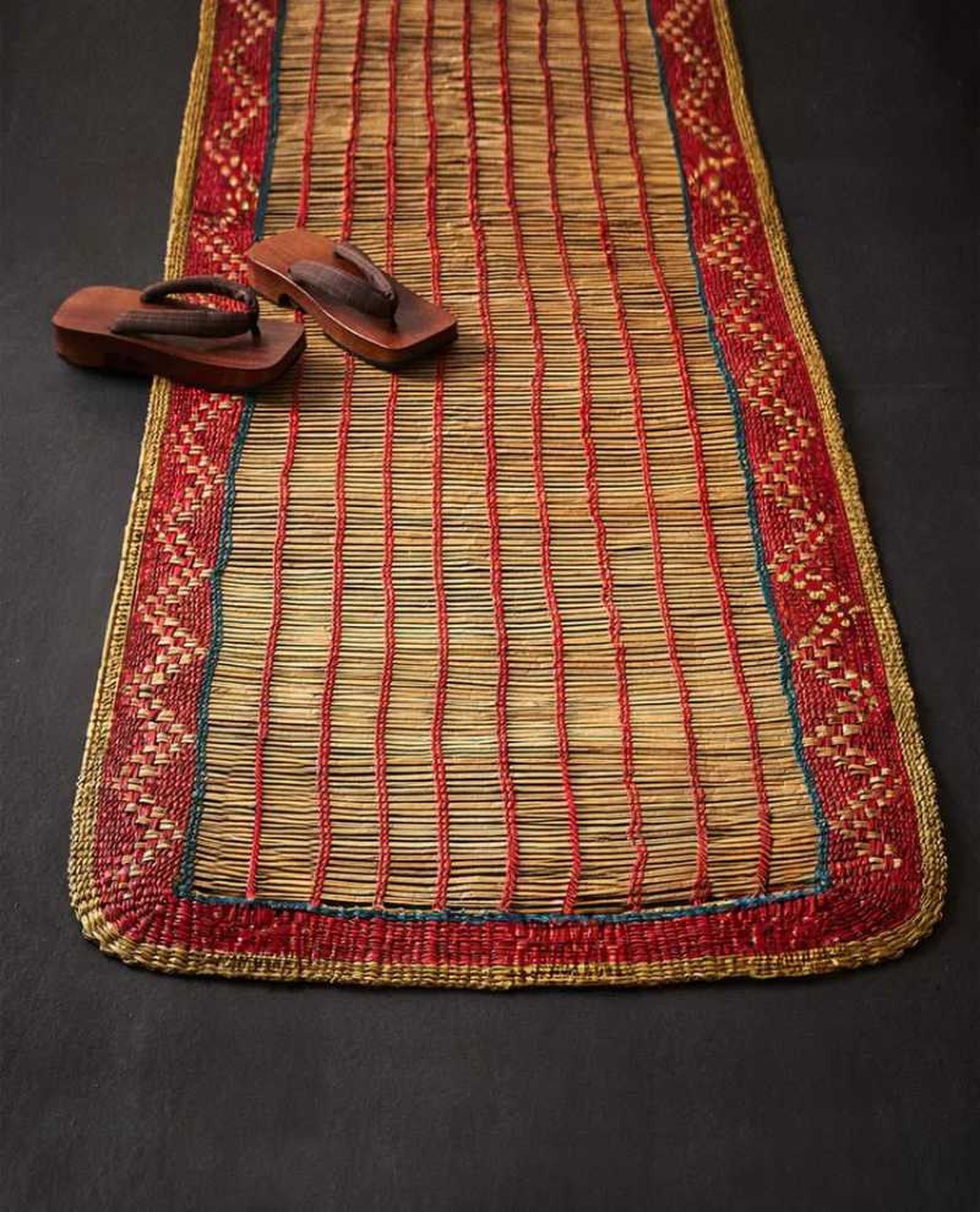 Alfombra pasillera de paja trenzada.