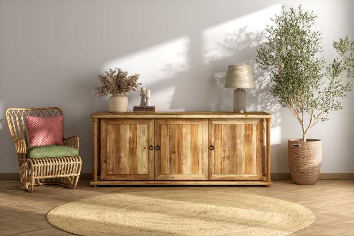 Cómoda decorada con plantas en un salón.