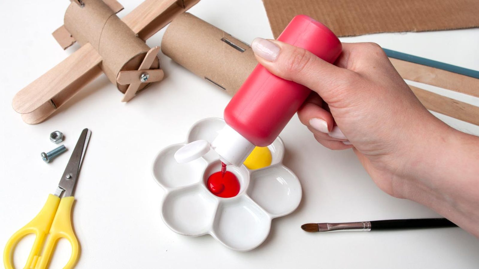 como hacer avion carton papel higienico y palos de polo paso 6