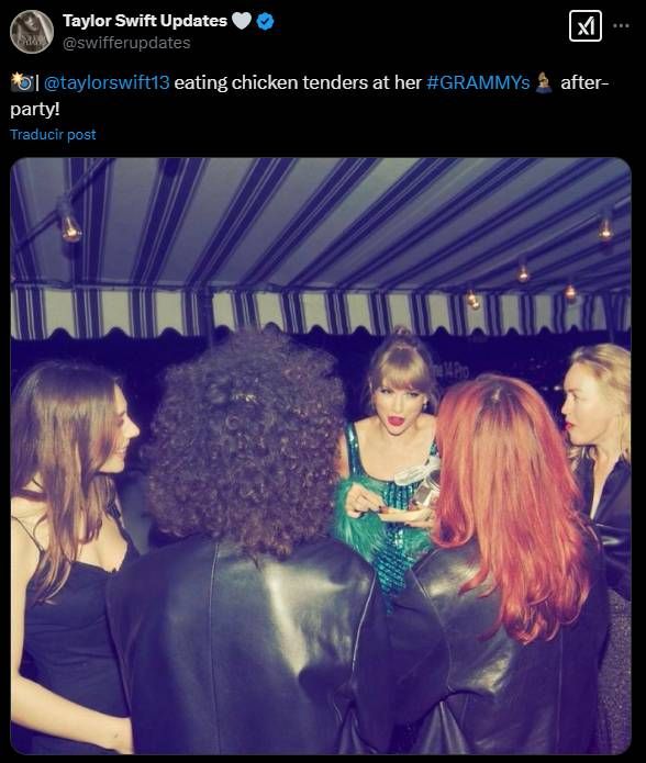 Taylor Swift comiendo nuggets de pollo en la after-party de los premios Grammy