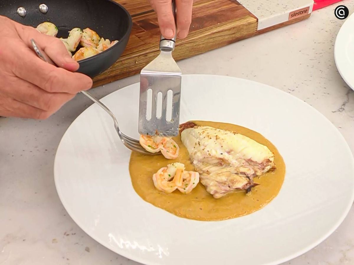 Elaboración de la receta de itsaskabra con salsa de mejillones y langostinos - paso 6