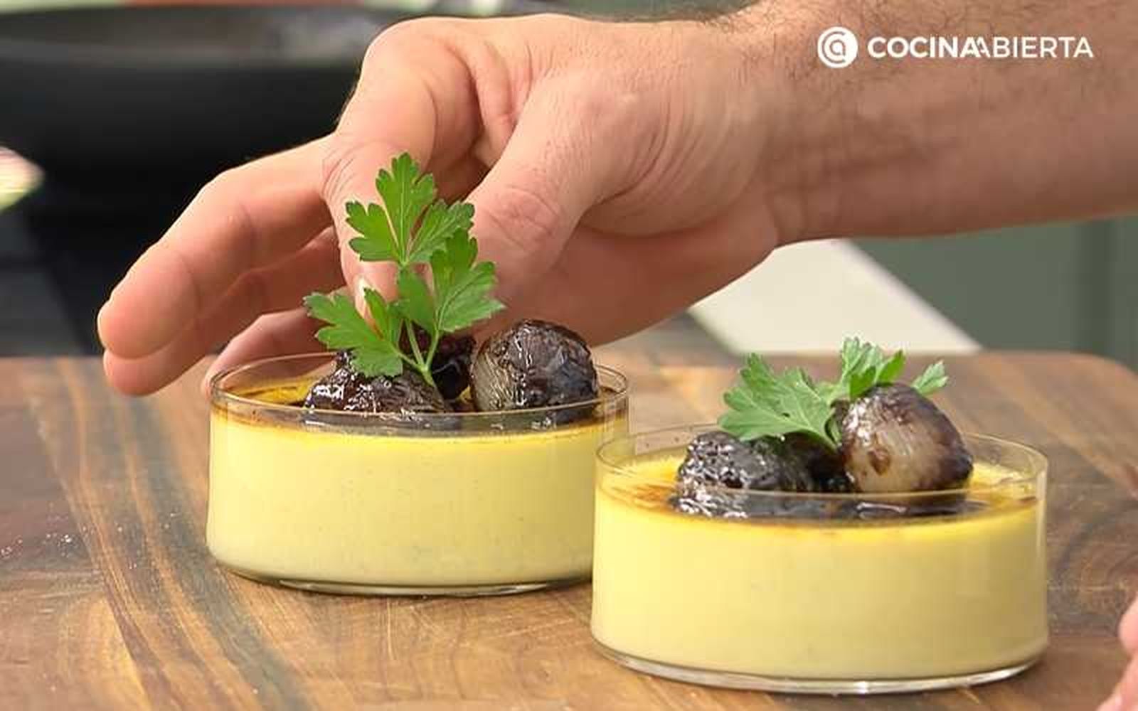 Salsea, sirve y decora con una hoja de perejil