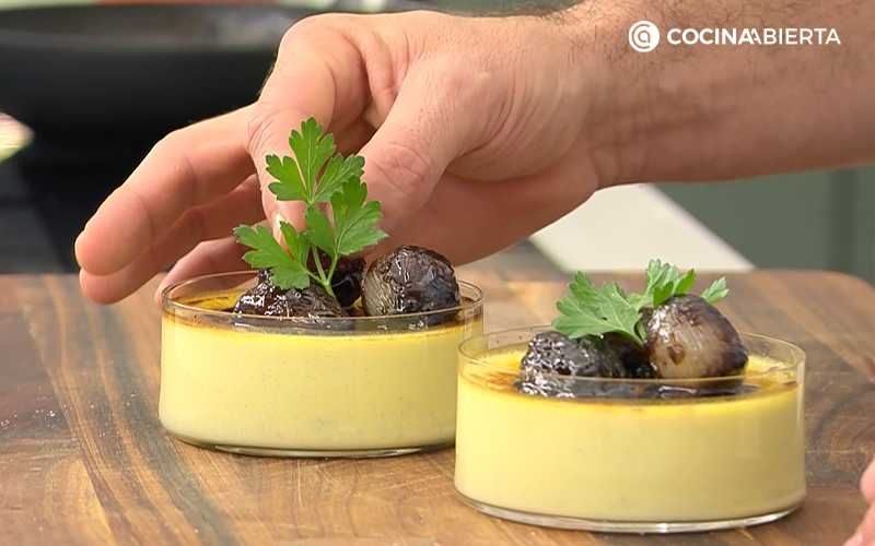 Salsea, sirve y decora con una hoja de perejil
