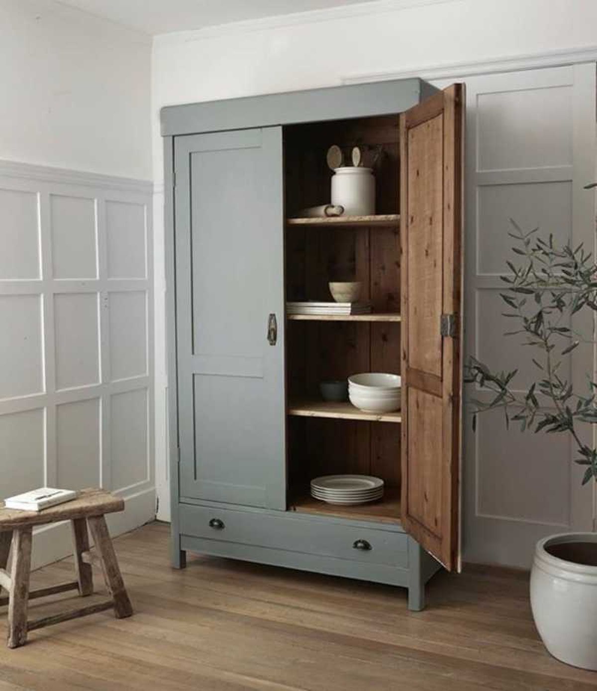 Alacena moderna de estilo shaker.