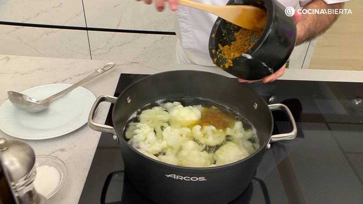 Añade el majado de ajopollo a cazuela con coliflor