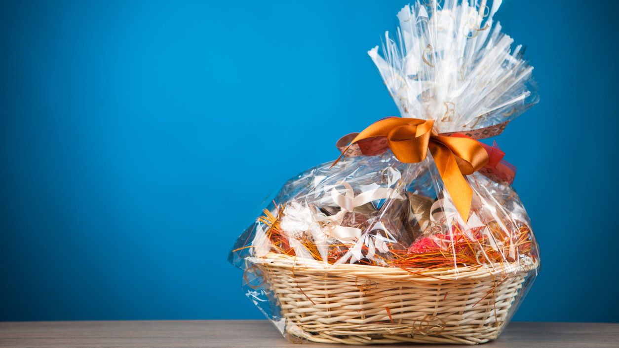 cesta de navidad un regalo y un derecho que tributa a hacienda