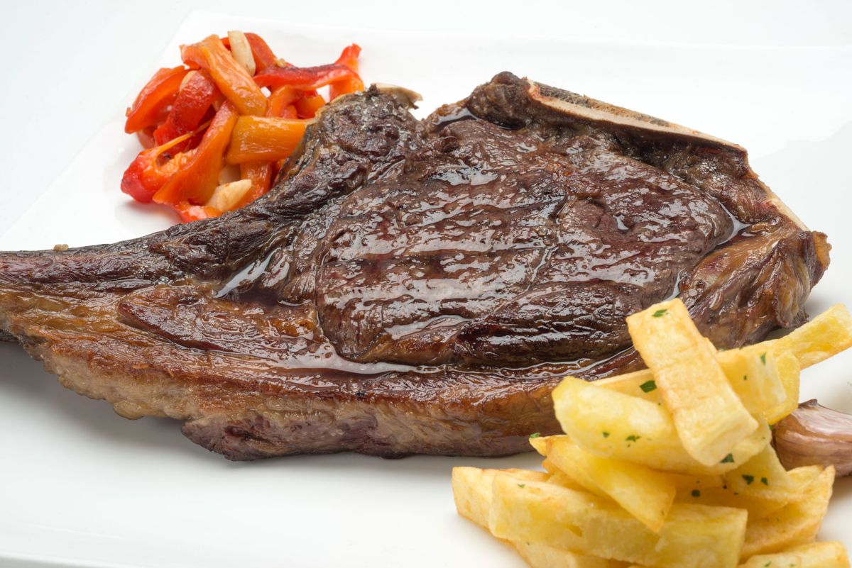 5615 Chuletillas con pimientos morrones y patatas fritas (1000) xl