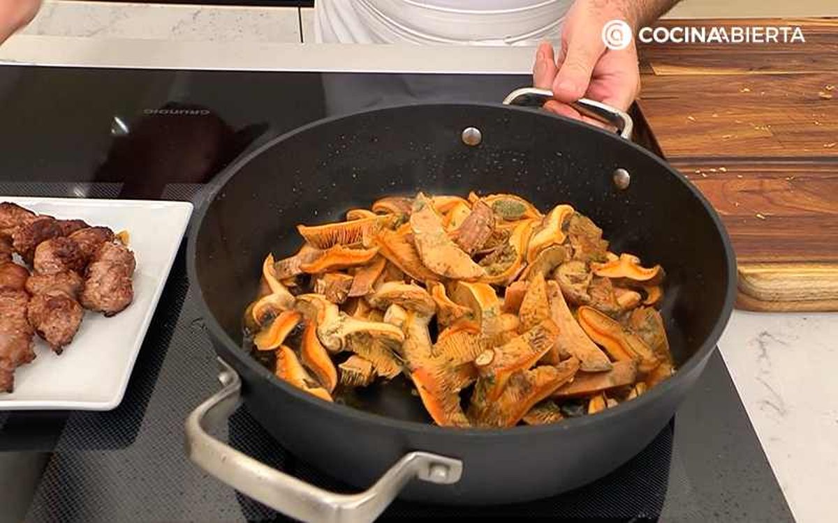 Saltea los hongos a fuego medio-alto