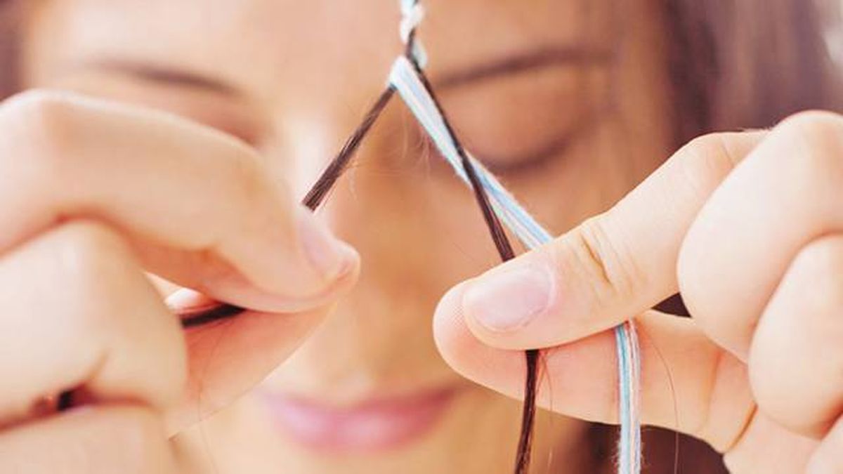 Tercer paso hacer las trenzas de hilo en el pelo