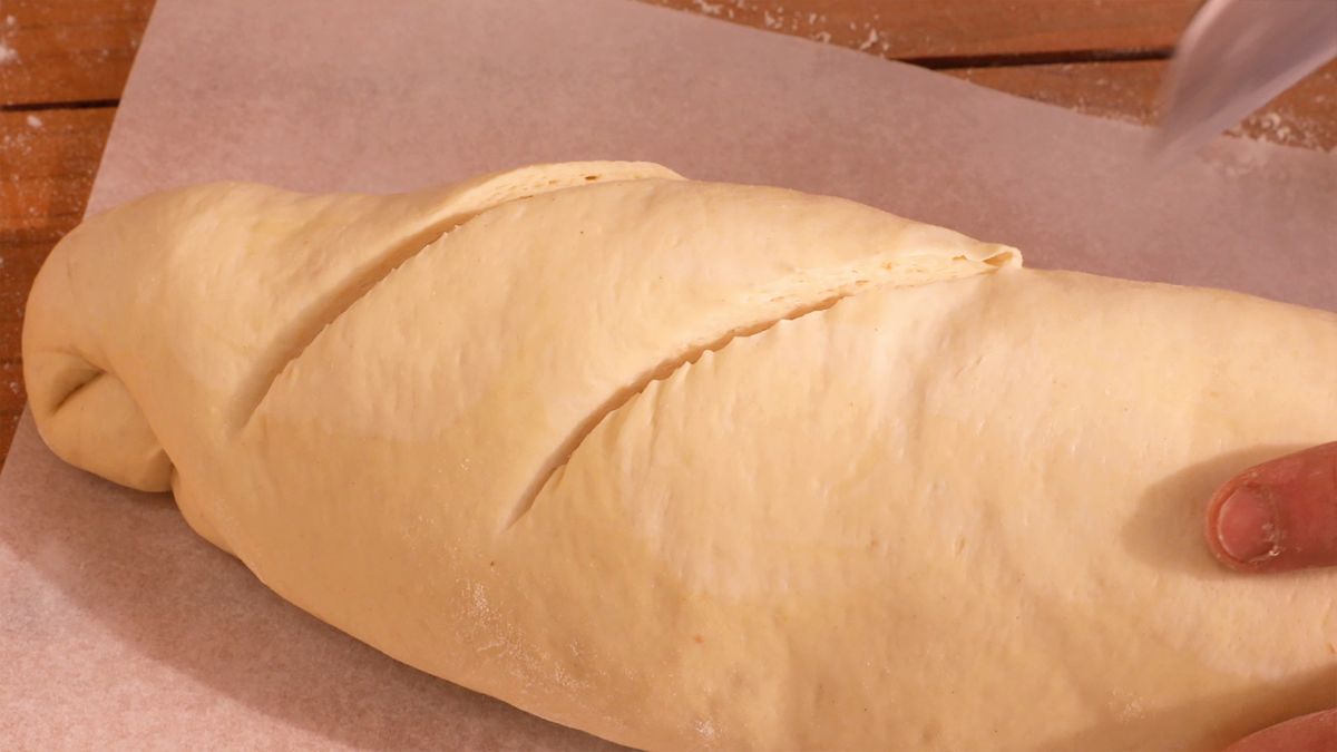 Realiza cortes en la superficie del pan para un acabado perfecto