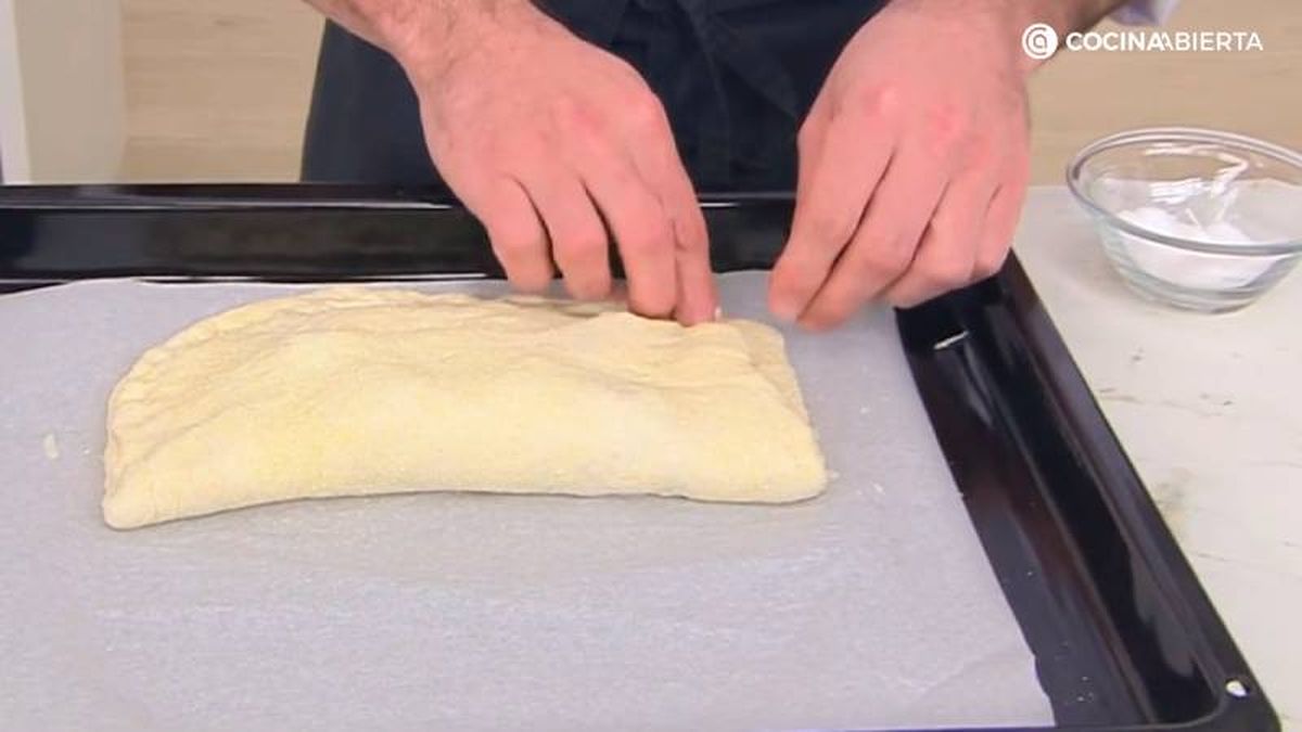 Rellena, dobla la masa, sella el calzone y hornea