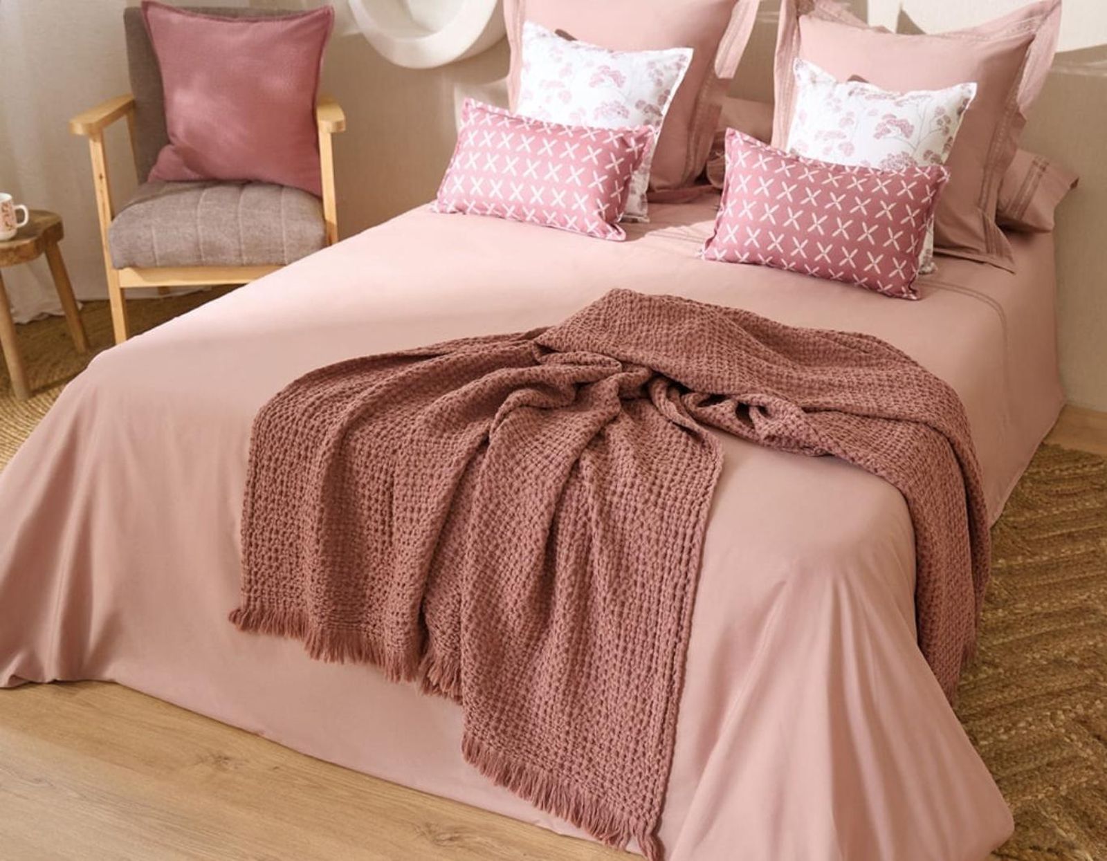 Dormitorio con decoración rosa.